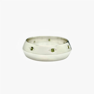 7mm Wide metal knife edge band ring with green diamond eye eternity settings with mirror polished finish 