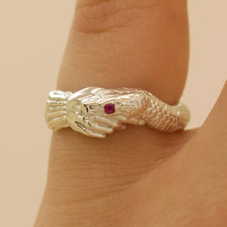 'Twice Shy Ring' - Anillo de apretón de manos de mordedura de serpiente con ojo de diamante de pimienta