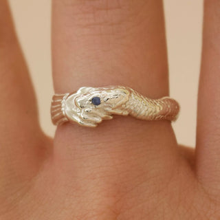 'Twice Shy Ring' - Anillo de apretón de manos de mordedura de serpiente con ojo de diamante de pimienta