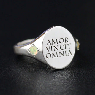 “Amor Vincit Omnia / Love Conquers All”图章与彩虹蛋白石戒指